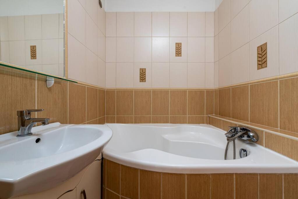 Spacious And Bright Flat Between Airport & Center Budapeste Exterior foto